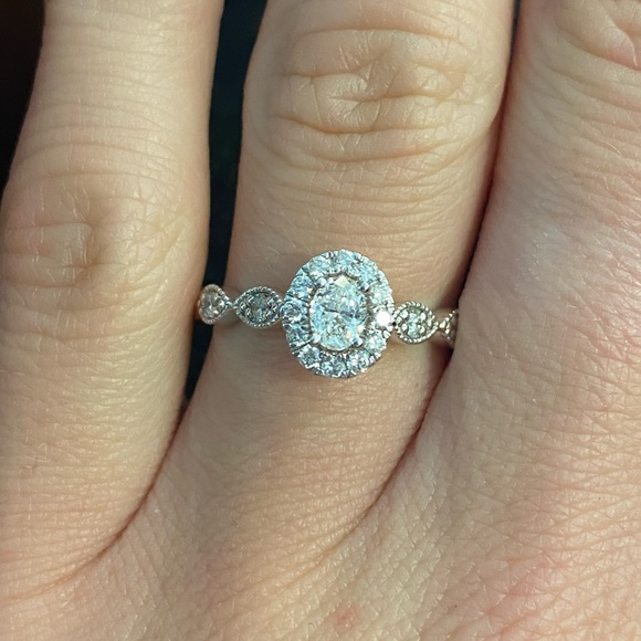 Oval halo engagement ring - Picture 6 of 6